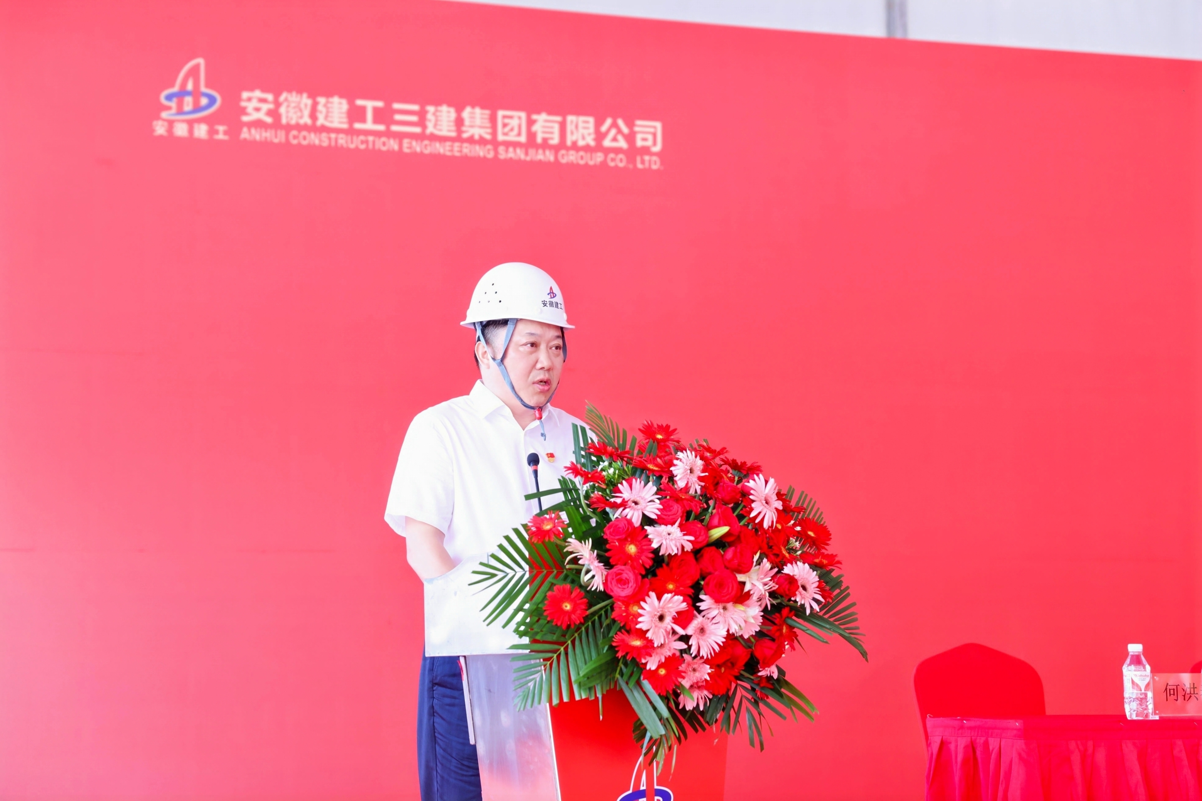 3手机APP下载党委书记、董事长何洪春.JPG